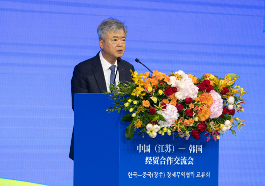 이인호 한국무역협회 부회장이 20일 서울 콘래드 호텔에서 산업부와 공동으로 개최한 '한국-중국(장쑤) 경제무역협력 교류회'에서 인사말을 하고 있다. 무협 제공