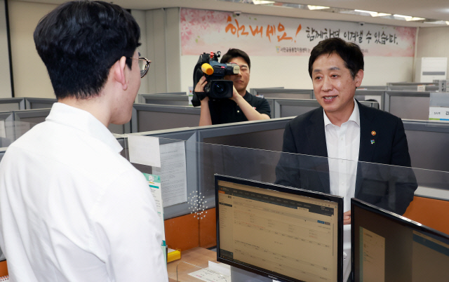 김주현 금융위원회 위원장이 20일 오후 서울 중구 서울 중앙 서민금융통합센터에 방문해 통신 채무조정 상담 현장을 둘러본 후, 센터 상담직원들을 통해 그간 통신 채무조정에 대한 수요 및 신복위 방문자들의 애로와 통신채무조정 시행에 대한 기대효과 등에 대해 청취했다. [금융위원회 제공]