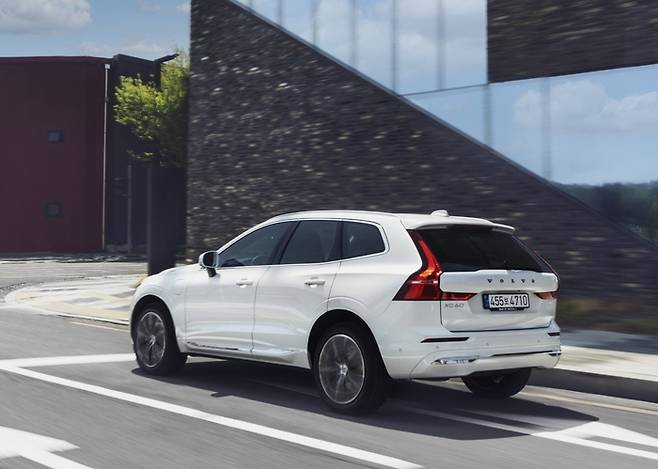 볼보 XC60 T8.