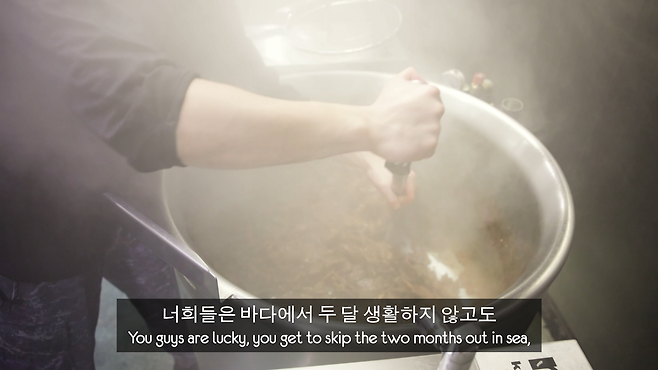 군대 밥이 이렇다고_! 대형수송함 마라도함 짬밥 먹고 반한 영국 대학생들!! 7-32 screenshot.png 영국남자 채널에 나온 해군 점심메뉴