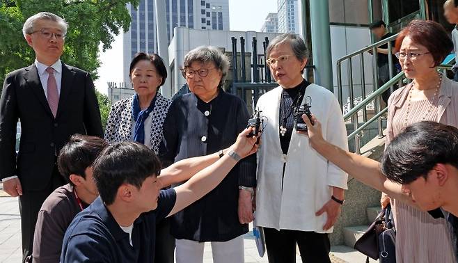 김숙희 전 교육부 장관(왼쪽 세번째)과 김혜숙 전 이대 총장(왼쪽 네번째)이 20일 오전 서울 서대문구 경찰청에서 '여대생 성상납' 발언을 한 김준혁 더불어민주당 의원을 고발한 뒤 취재진 질문에 답변하고 있다. 김준혁 의원 측은 이대 동문 고발과 관련해 허위사실 적시에 의한 명예훼손과 업무방해 등의 혐의로 맞고소를 진행했다./사진=뉴스1