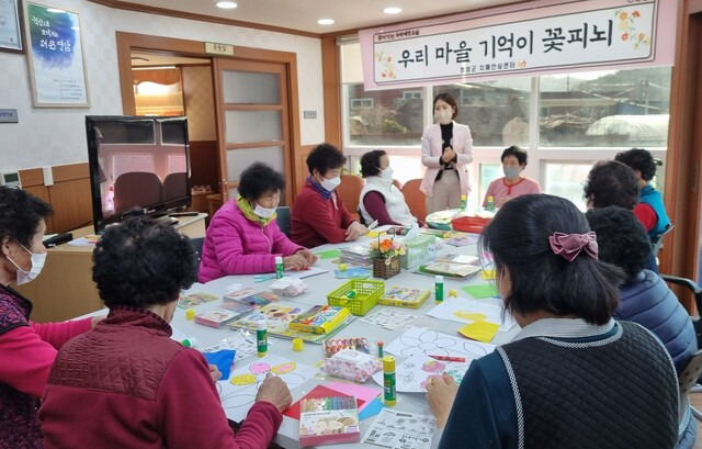 전남 영암군 치매안심센터에서 치매 예방 교육을 하고 있다. 전남도 제공