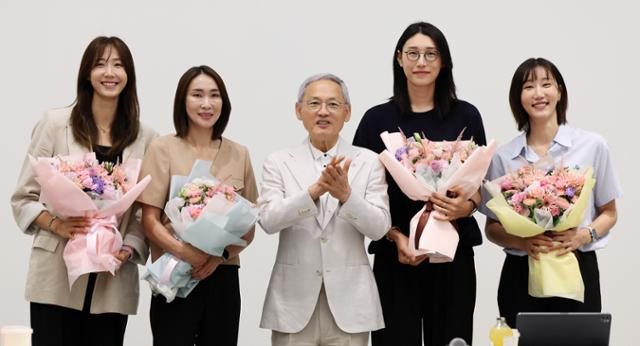 유인촌 문화체육관광부 장관과 은퇴를 선언한 김연경을 비롯한 참석 선수들이 20일 오전 서울 종로구 국립현대미술관 서울관에서 열린 대한배구협회 여자배구 국가대표 은퇴선수 간담회에서 기념촬영을 하고 있다. 왼쪽부터 한송이, 이숙자, 유 장관, 김연경, 한유미. 뉴스1