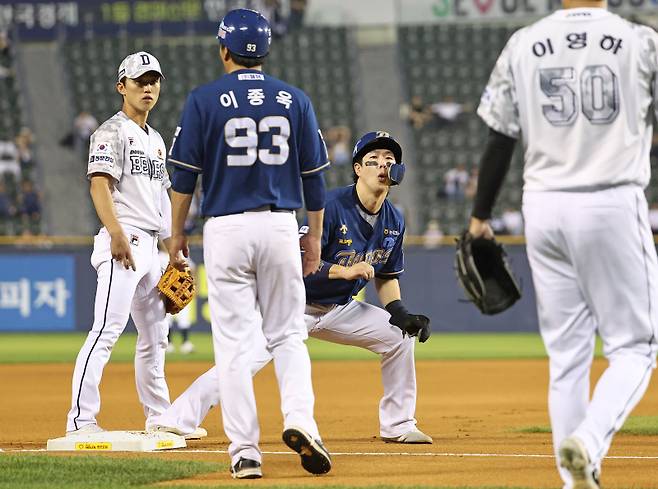 <yonhap photo-6801=""> 박건우, 어수선한 상황 3루 살포시 (서울=연합뉴스) 류영석 기자 = 19일 잠실야구장에서 열린 KBO 프로야구 NC 다이노스와 두산 베어스의 경기. 6회초 1사 1,2루 상황 NC 타자 권희동 인필드플라이 아웃 때 2루 주자 박건우가 두산 3루수 전민재 실책을 틈타 3루 베이스를 밟고 있다. 2024.6.19 ondol@yna.co.kr/2024-06-19 20:32:04/ <저작권자 ⓒ 1980-2024 ㈜연합뉴스. 무단 전재 재배포 금지, AI 학습 및 활용 금지></yonhap>