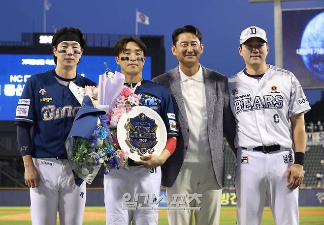 2024 KBO리그 프로야구 NC다이노스와 두산베어스의 경기가 20일 오후 서울 잠실야구장에서 열렸다. 6회초 2사 손아섭이 안타를 기록, 개인 통산 최다안타 신기록을 달성한 후 기념행사에서 박건우, 종전 기록보유자인 박용택, 양석환과 함께 포즈를 취하고 있다. 잠실=김민규 기자 mgkim1@edaily.co.kr 