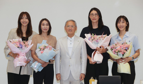 From left: Former volleyball players Han Song-yi and Lee Sook-ja, Culture Minister Yu In-chon, Heungkuk Life Insurance Pink Spiders outside hitter Kim Yeon-koung and former player Han Yoo-mi pose for a photo during a meeting by the Ministry of Culture, Sports and Tourism at the National Museum of Modern and Contemporary Art in central Seoul on Thursday. [YONHAP]