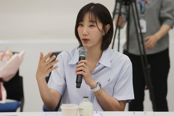 Han Yoo-mi speaks during a meeting by the Ministry of Culture, Sports and Tourism in the National Museum of Modern and Contemporary Art in central Seoul on Thursday. [YONHAP]