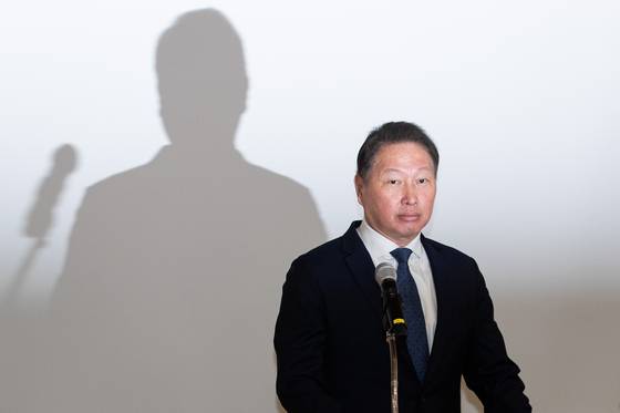 SK Group Chairman Chey Tae-won speaks during a press conference about the court's recent ruling ordering him to pay 1.4 trillion won ($1 billion) to his estranged wife. [YONHAP]