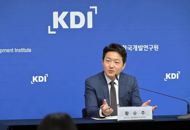 황순주 KDI 거시·금융정책연구부 연구위원이 20일 정부세종청사에서 'KDI FOCUS ‘갈라파고스적 부동산PF, 근본적 구조개선 필요' 보고서 관련 브리핑을 하고 있다./사진제공=KDI