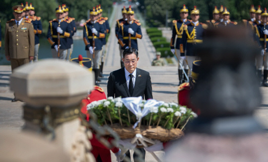 신원식 국방부 장관이 한·루마니아 국방장관 회담 후 안젤 틀버르 루마니아 국방장관과 함께 루마니아 무명용사 묘를 참배하고 있다. 국방부 제공