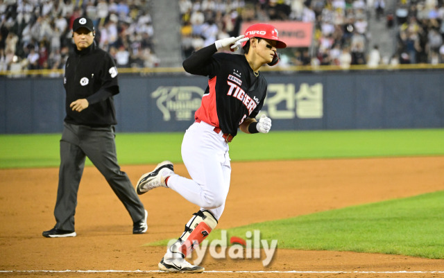 2024년 6월 7일 서울 잠실야구장에서 '2024 신한 SOL Bank KBO리그' KIA 타이거즈와 두산 베어스의 경기가 열렸다. KIA 김도영이 5회초 1사 후 홈런을 친 뒤 세리머니를 하고 있다./마이데일리