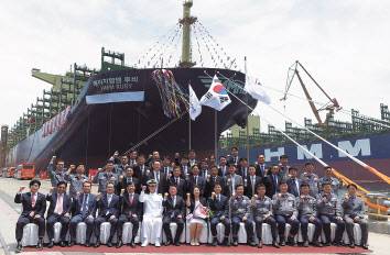 19일 한화오션 옥포조선소에서 열린 ‘HMM 루비호’ 명명식에서 관계자들이 기념 촬영을 하고 있다. [HMM 제공]