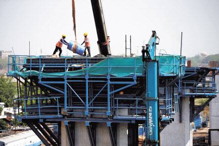 인도 아메다바드에 있는 아메다바드~뭄바이 고속철도 건설 현장에서 지난달 31일 노동자들이 일을 하고 있다. [로이터]