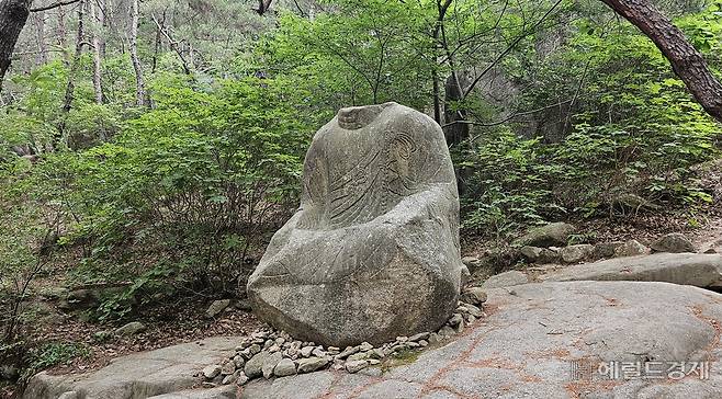 삼릉곡 2사지 석조여래좌상. 8세기 신라시대에 제작된 것으로 추정된다. 머리와 손 부분은 훼손돼 없다.