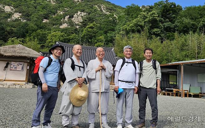 탐방 일행과 단체사진. 법륜스님(가운데)과 정원주 ㈜헤럴드·대우건설 회장(오른쪽 두번째), 정용식 ㈜헤럴드 상무(맨 오른쪽)