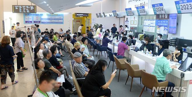 [전주=뉴시스] 김얼 기자 = 19일 전북 전주시 대자인병원 로비가 입원과 퇴원을 접수하기 위해 몰린 시민들로 북적이고 있다. 2024.06.19. pmkeul@newsis.com