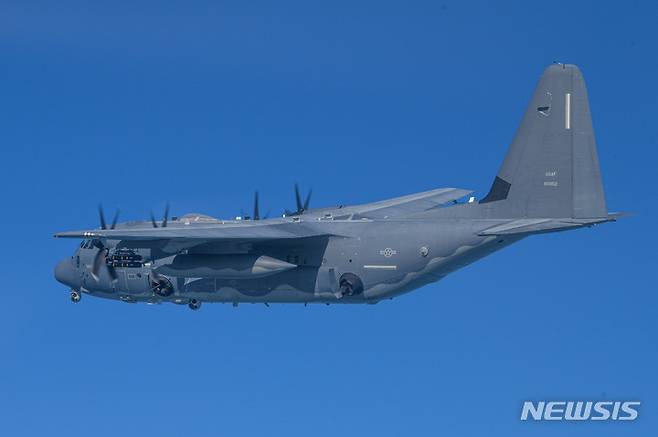 [서울=뉴시스] 한미 연합 특수작전훈련에 투입된 美 항공타격 자산 AC-130J가 훈련 임무를 수행하고 있다. (사진=합동참모본부 제공) 2023.03.02