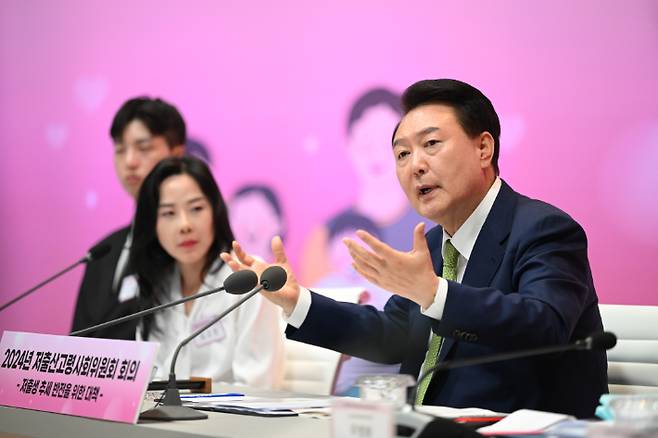 윤석열 대통령이 19일 경기도 성남시 HD현대 R&D글로벌센터 아산홀에서 '저출생 추세 반전을 위한 대책'을 주제로 열린 2024년 저출산고령사회위원회 회의에서 발언하고 있다. 연합뉴스