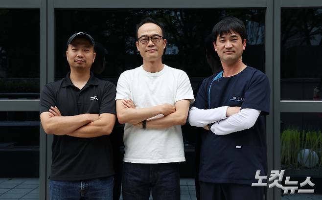 다큐멘터리 영화 '생츄어리'의 곰 보금자리 프로젝트 최태규 활동가(왼쪽부터), 왕민철 감독, 김정호 청주동물원 진료사육팀장이 7일 서울 중구 한 카페에서 CBS노컷뉴스와 인터뷰 전 포즈를 취하고 있다. 황진환 기자