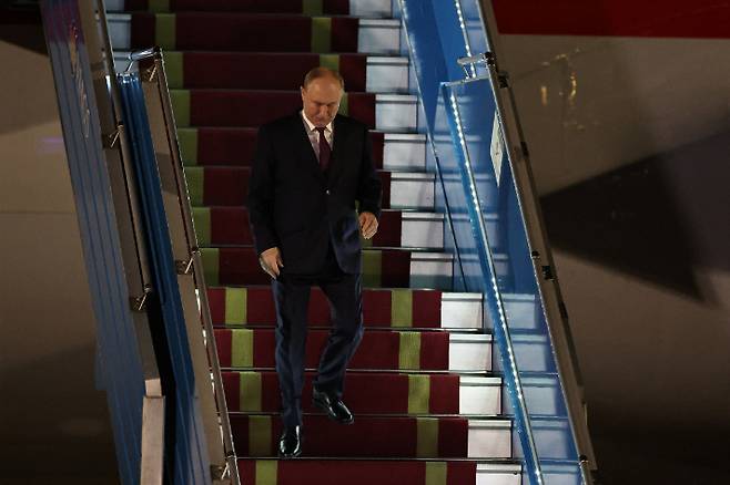 블라디미르 푸틴 러시아 대통령이 20일(현지시간) 오전 베트남 하노이 노이바이 국제공항에 도착해 전용기에서 내리고 있다. 연합뉴스