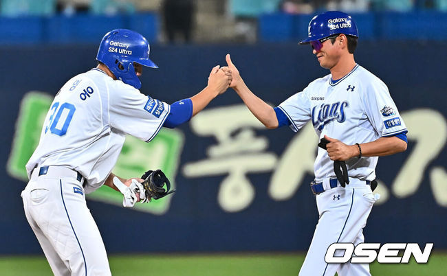 [OSEN=대구, 이석우 기자] 19일 대구삼성라이온즈파크에서 2024 신한 SOL 뱅크 KBO 리그 삼성 라이온즈와 SSG 랜더스의 경기가 열렸다. 홈팀 삼성은 어깨 부상에서 돌아온 원태인이 선발 출전하고 방문팀 SSG는 삼성을 상대로 2경기(11이닝) 2승을 챙긴 오원석이 선발 출전한다.삼성 라이온즈 김영웅이 6회말 2사 1,2루 역전 2타점 우중간 2루타를 치고 하이파이브를 하고 있다. 2024.06.19 / foto0307@osen.co.kr