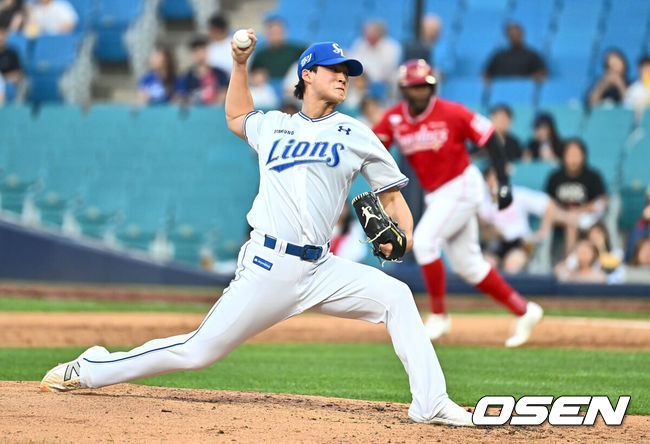 [OSEN=대구, 이석우 기자] 18일 대구삼성라이온즈파크에서 2024 신한 SOL 뱅크 KBO 리그 삼성 라이온즈와 SSG 랜더스의 경기가 열렸다. 홈팀 삼성은 이승민이 선발 출전하고 방문팀 SSG는 앤더슨이 선발 출전한다.삼성 라이온즈 이호성이 역투하고 있다. 2024.06.18 / foto0307@osen.co.kr