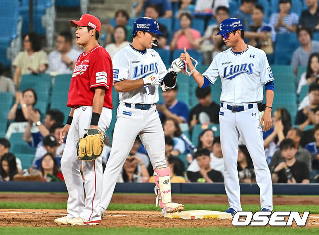 [OSEN=대구, 이석우 기자] 19일 대구삼성라이온즈파크에서 2024 신한 SOL 뱅크 KBO 리그 삼성 라이온즈와 SSG 랜더스의 경기가 열렸다. 홈팀 삼성은 어깨 부상에서 돌아온 원태인이 선발 출전하고 방문팀 SSG는 삼성을 상대로 2경기(11이닝) 2승을 챙긴 오원석이 선발 출전한다.삼성 라이온즈 이창용이 5회말 2사 1루 중견수 왼쪽 안타를 치고 하이파이브를 하고 있다. 2024.06.19 / foto0307@osen.co.kr