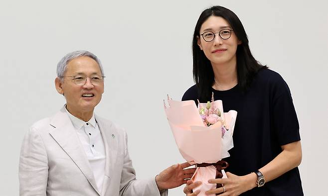 김연경(오른쪽)이 20일 서울 종로구 국립현대미술관에서 열린 ‘대한배구협회·여자배구 국가대표 은퇴선수 간담회’에서 유인촌 문화체육관광부 장관으로부터 꽃다발을 받고 있다. 뉴스1