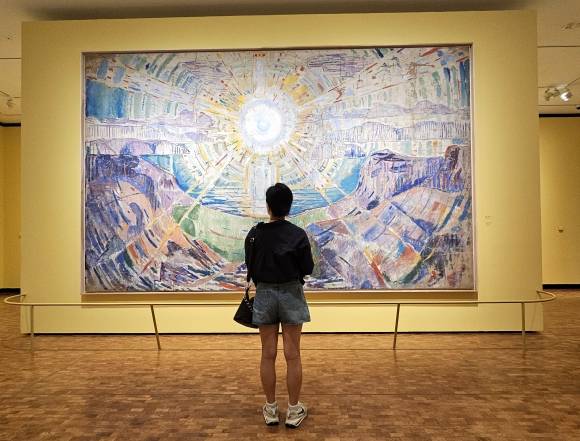 뭉크미술관에 전시돼 있는 뭉크의 작품  ‘태양’.  태양은 생명과 에너지에 대한 이야기이다. 뭉크가 어떻게 완벽하게 추상적인 작품을 그리는 지 보여준다.