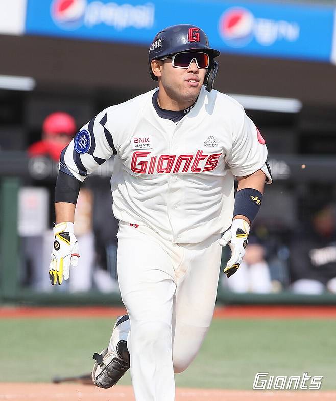 ▲ 롯데가 포수 지시완을 방출하기로 결정했다. 롯데는 지시완과 더불어 최설우, 김서진과도 결별한다. ⓒ롯데 자이언츠