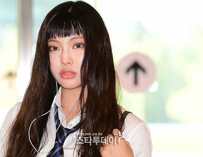 그룹 뉴진스 혜인이 해외일정을 위해 20일 오전 김포국제공항 출국장으로 나서고 있다. 사진ㅣ강영국 기자
