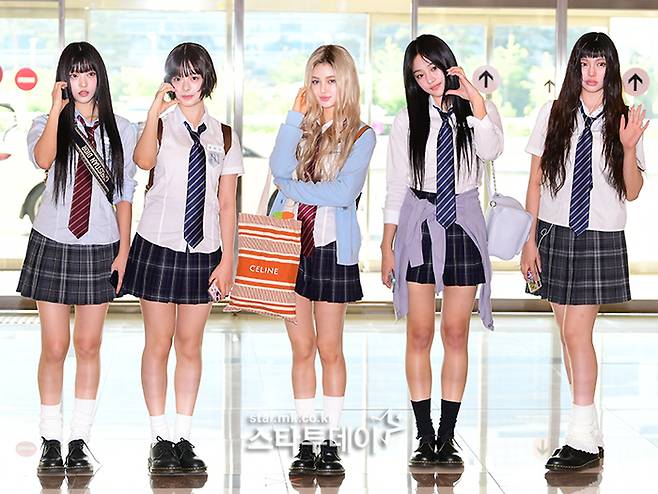 그룹 뉴진스 멤버 해린(왼쪽부터), 하니, 다니엘, 민지, 혜인이 일본 데뷔 일정을 위해 출국하고 있다. <강영국 기자>