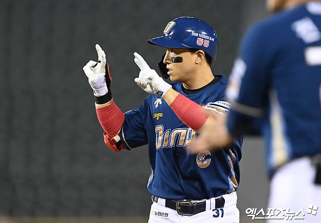 NC 외야수 손아섭은 19일 잠실구장에서 열린 '2024 신한 SOL Bank KBO 리그' 두산 베어스와 주중 3연전 두 번째 경기에 2번 지명타자로 선발 출전했다. 이날 멀티히트를 쳐 통산 2504안타를 기록했다. 이는 박용택이 세운 KBO 리그 최다 안타 타이 기록이다. 잠실, 박지영 기자