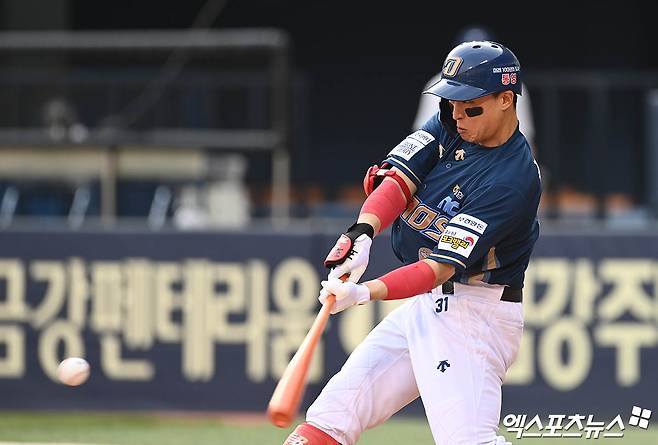 NC 외야수 손아섭은 20일 잠실구장에서 열릴 '2024 신한 SOL Bank KBO 리그' 두산 베어스와 주중 3연전 마지막 경기에서 2번 지명타자로 선발 출전한다. 이날 경기에서 KBO 리그 역대 최다 안타 신기록인 2505안타에 도전한다. 엑스포츠뉴스 DB