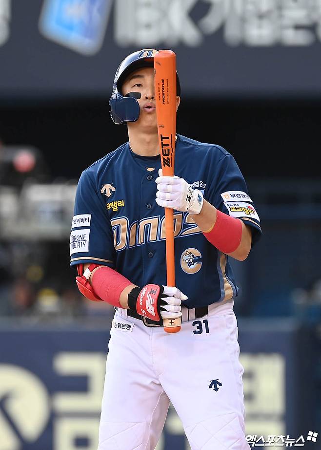 NC 외야수 손아섭은 20일 잠실구장에서 열릴 '2024 신한 SOL Bank KBO 리그' 두산 베어스와 주중 3연전 마지막 경기에서 2번 지명타자로 선발 출전했다. 이날 세 번째 타석에서 KBO 리그 역대 최다 안타 신기록인 2505안타를 기록했다. 잠실, 박지영 기자