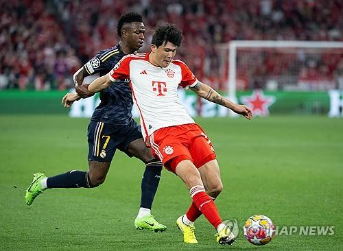 김민재에게 전해졌던 낭보가 하루만에 산산조각 났다. 무산될 줄 알았던 바이에른 뮌헨과 요나단 타(바이엘 레버쿠젠)와의 협상이 아직 끝나지 않은 것으로 알려졌다. 스카이스포츠 독일 소속 기자 플로리안 플레텐베르크는 20일 자신의 소셜네트워크서비스를 통해 요나단 타 영입에 대한 뮌헨과 레버쿠젠의 협상이 정상적으로 진행되고 있다으며 거래는 무산되지 않았다고 전했다.&nbsp;다만 아직도 협상에 어려움을 겪고 있는 건 사실이다. 레버쿠젠은 여전히 너무 많은 금액을 요구하고 있으며 알려진대로 4000만 유로를 원하고 있다. 연합뉴스