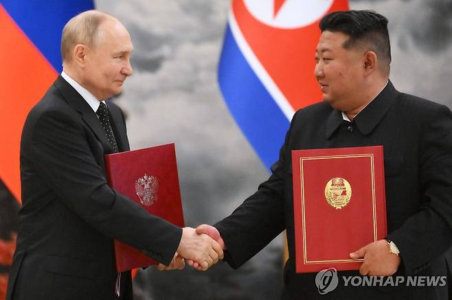 악수하는 푸틴 러시아 대통령과 김정은 북한 국무위원장 [AFP=연합뉴스]