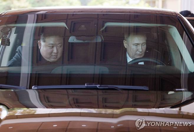 아우루스 동반 탑승한 북러 정상 (평양 AFP=연합뉴스) 북한을 방문한 블라디미르 푸틴 러시아 대통령(오른쪽)과 김정은 북한 국무위원장이 19일 평양에서 러시아제 리무진 아우루스에 동반 탑승해 있다. 푸틴 대통령은 지난 2월 김 위원장에게 아우루스를 선물하기도 했다. 2024.06.20 passion@yna.co.kr