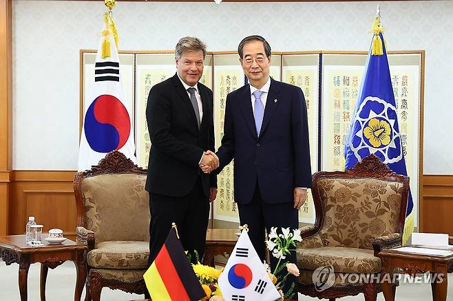 독일 부총리 만난 한덕수 국무총리 (서울=연합뉴스) 한덕수 국무총리가 20일 정부서울청사에서 로버트 하베크 독일 부총리 겸 경제기후보호부장관를 만나 악수를 나누고 있다. 2024.6.20 [국무총리실 제공. 재판매 및 DB금지] photo@yna.co.kr