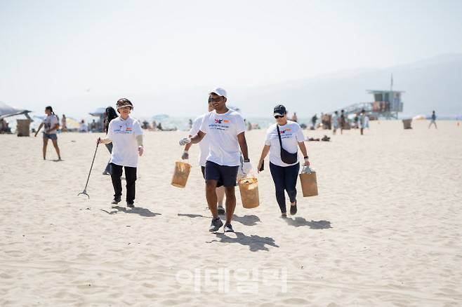 대한항공과 델타항공은 미국 캘리포니아주 로스앤젤레스에서 환경 정화 봉사활동을 실시했다. (사진=대한항공)