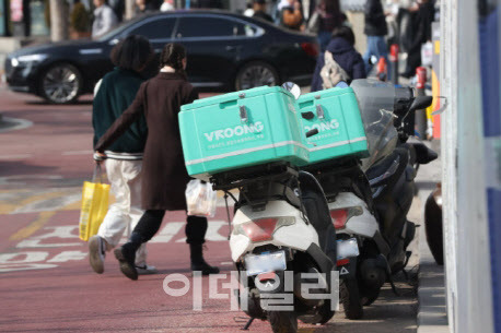 서울 마포구의 한 식당가에 세워진 배달 오토바이. (사진=연합뉴스)