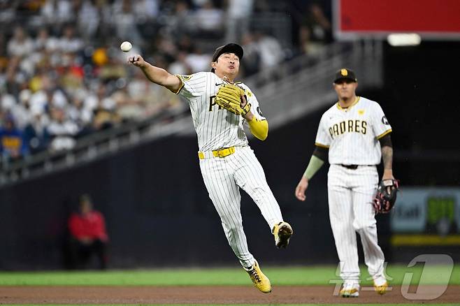 김하성이 21일 밀워키전에서 수비를 펼치는 모습. ⓒ AFP=뉴스1