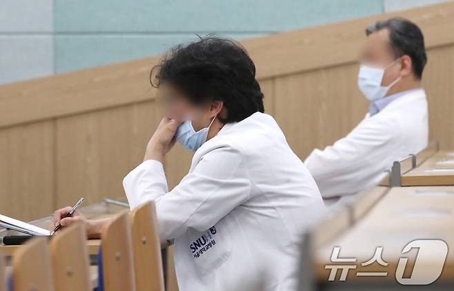 19일 오후 서울 종로구 서울대학교 의학대학 융합관 박희택홀에서 서울대의대-서울대병원 교수협의회 비상대책위원회 주최로 열린 '한국 의료제도 속 비급여 실손보험' 심포지엄에서 서울대학교 병원 의료진이 강연을 경청하고 있다. 2024.6.19/뉴스1 ⓒ News1 임세영 기자