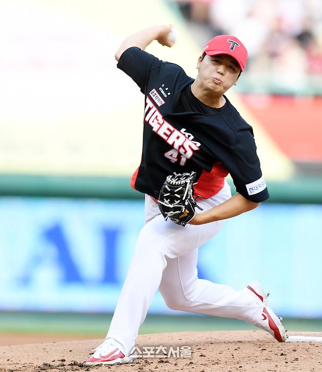 KIA 우완투수 황동하가 6월11일 인천SSG랜더스필드에서 열리는 2024 프로야구 SSG랜더스와 KIA타이거즈의 경기에서 선발로 나서 힘차게 볼을 던지고 있다. 문학 | 스포츠서울 DB