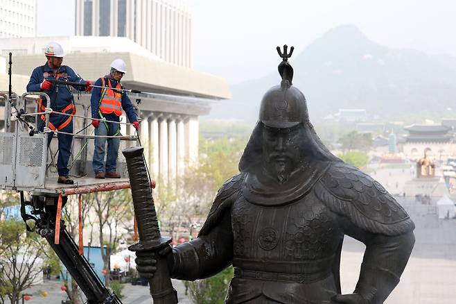 지난 4월 17일 서울 종로구 광화문광장에서 서울시 관계자들이 봄을 맞아 이순신장군 동상을 세척하고 있다. /뉴시스