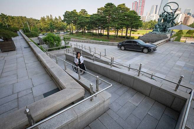 후천적장애를 얻게 된 국민의힘 최보윤 의원이 지난 19일 오후 서울 여의도 국회에서 휠체어를 타고 본청으로 향하고 있다. /박성원 기자