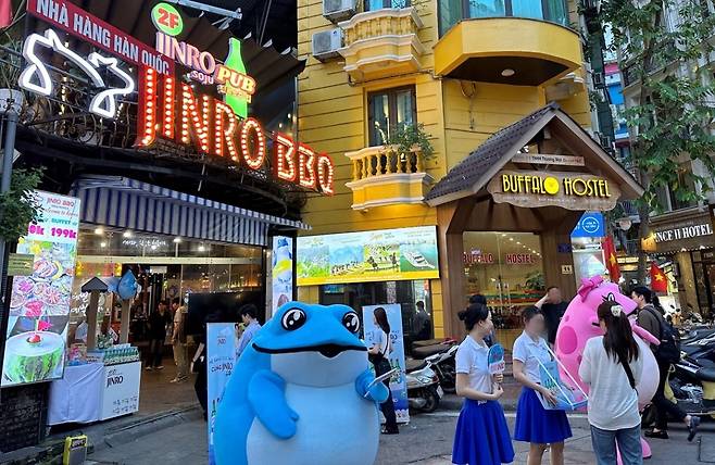 베트남 하노이 따히엔 맥주거리 한가운데에 위치한 ‘진로 BBQ’ 매장. 하이트진로 제공