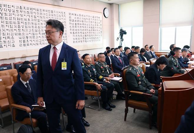 이시원 전 대통령비서실 공직기강비서관이 21일 서울 여의도 국회에서 열린 제3차 법제사법위원회 전체회의, 순직 해병 수사 방해 및 사건 은폐 등의 진상규명을 위한 특별검사의 임명 등에 관한 법률안 관련 입법청문회에서 의원 질의에 대해 수사중인 사안으로 답변하지 못하겠다고 말하자 정청래 위원장의 10분 퇴장 명령을 받아 퇴장하고 있다. 2024.06.21. 뉴시스