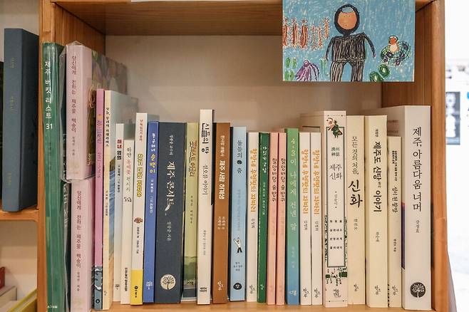 어나더페이지 서가 모습.