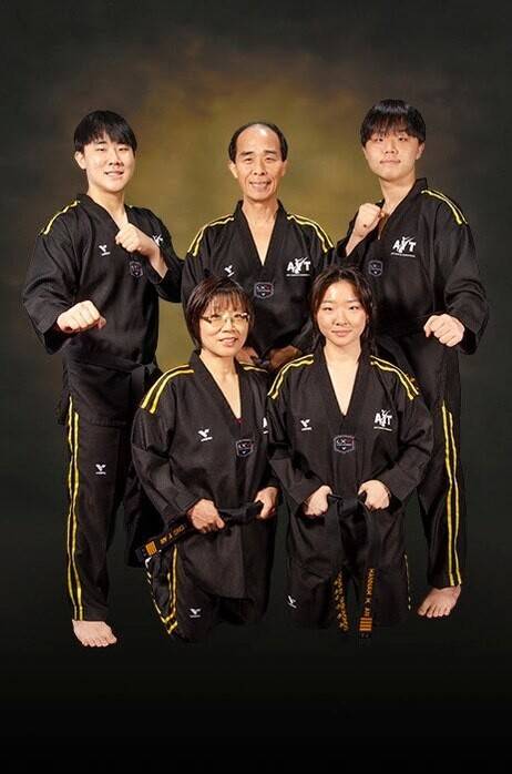 성폭행범 제압한 한 안(59) 관장과 그의 가족들. 용인 태권도 누리집 갈무리